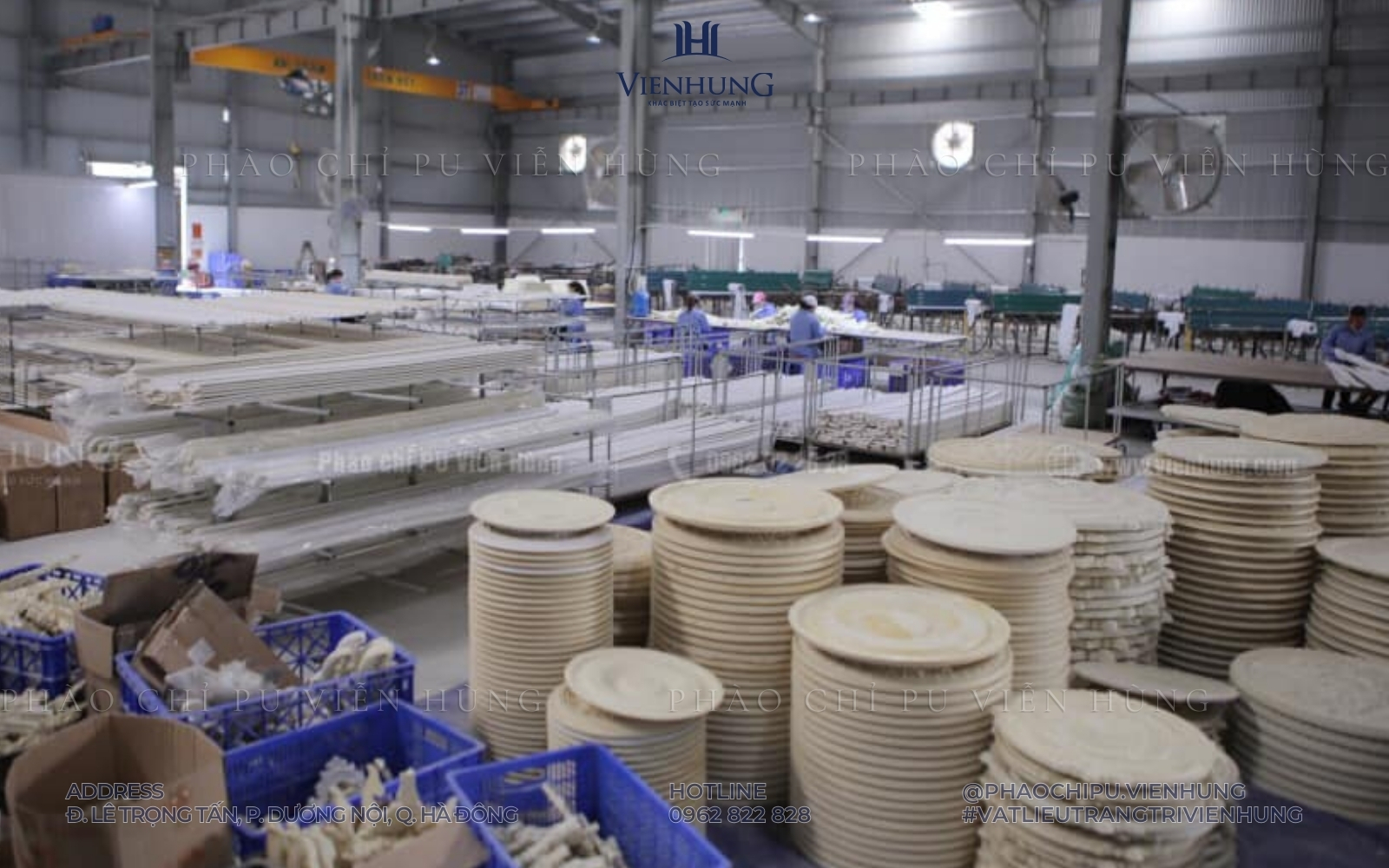 (Ảnh 7 - Công nhân nhà máy sản xuất phào chỉ PU)